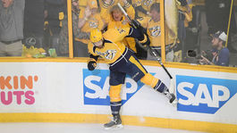 Prespáva v hoteloch, jazdia za ním rodičia. Gaudreau je žolíkom Nashvillu 