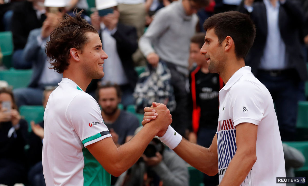 Dominic Thiem (vľavo) a Novak Djokovič.