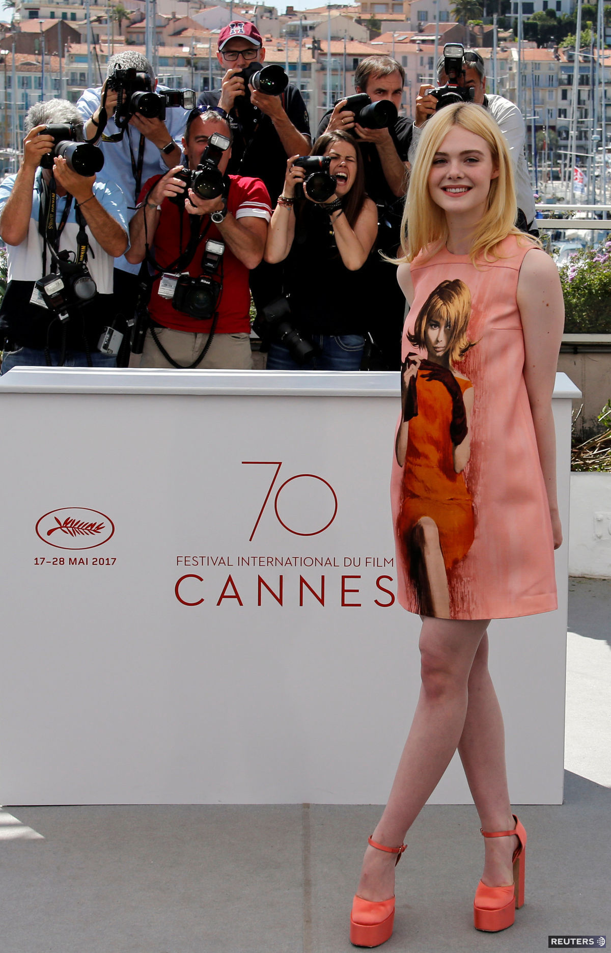 Herečka Elle Fanning v áčkových šatách s...