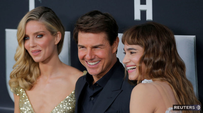 Tom Cruise pózuje s kolegyňami Annabelle Wallis...