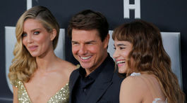 Tom Cruise pózuje s kolegyňami Annabelle Wallis (vľavo) a Sofiou Boutella