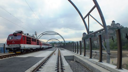 Vlak pri českom meste Teplice vyšiel po nesprávnej trati, evakuovali 80 ľudí
