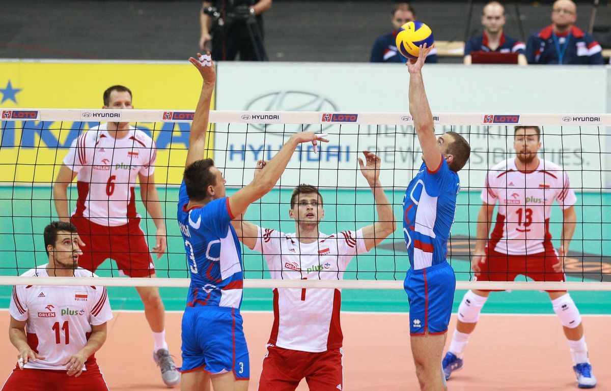 Slovenskí volejbalisti Emanuel Kohút (vľavo) a...