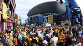 Nashville zažíva ošiaľ. V uliciach mesta rátajú s oslavou pre vyše 100 000 ľudí