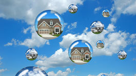 Banky aj nebankovky nafukujú na Slovensku úverovú bublinu