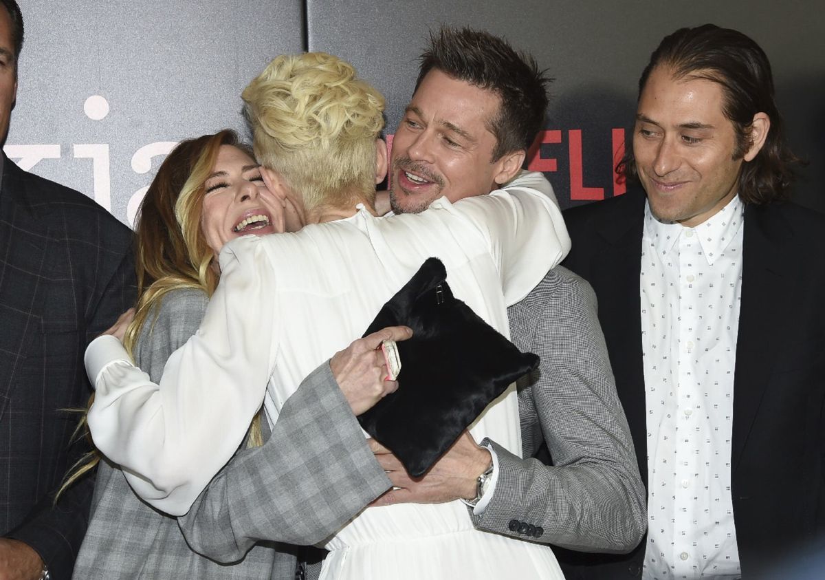 Producent filmu Okja - Brad Pitt sa objíma s...