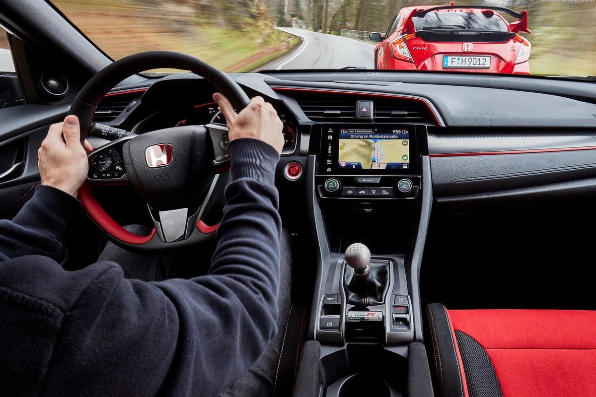 V interiéri sa objavuje perforovaný volant či...