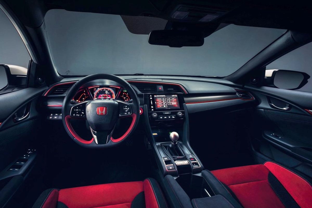 Interiér je plný Alcantary, hliníka a karbónu....