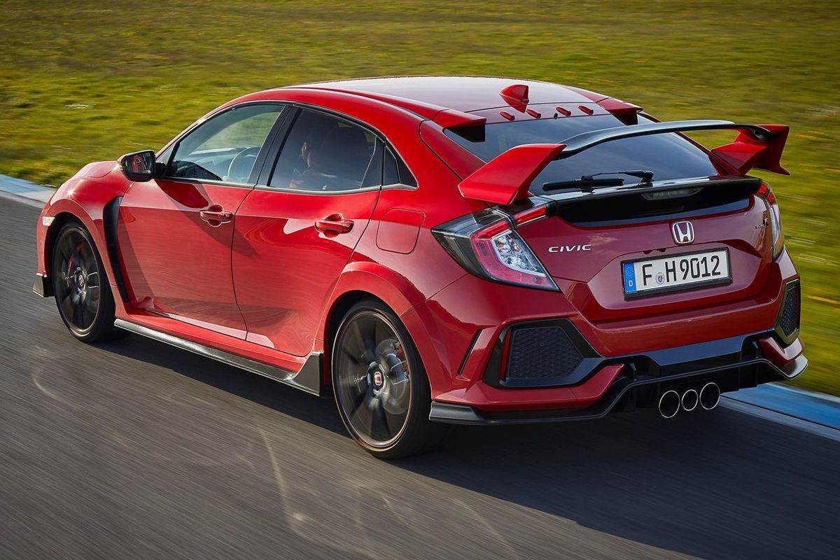 Vzadu zaujme nielen gigantický difúzor, ale...