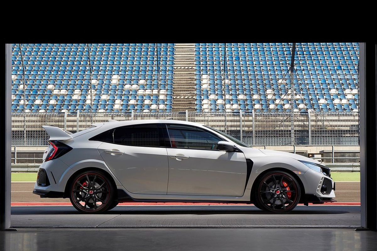 O potrebný prítlak sa postará aj obrovské...