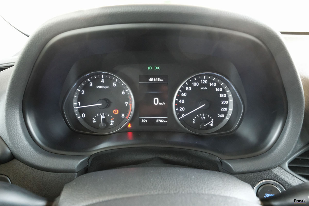 Otáčkomer a tachometer majú fádny dizajn.