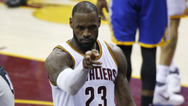 James prekonal legendy. Cleveland s rekordmi pribrzdil jazdu Golden State