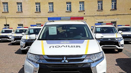 Mitsubishi Outlander PHEV - ukrajinská polícia 