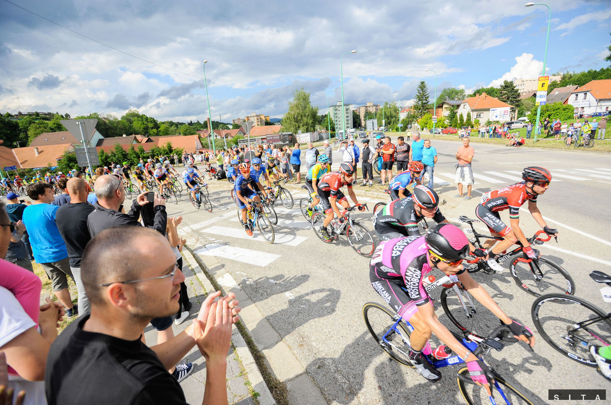 Fanúšikovia povzbudzujú cyklistov počas 3....