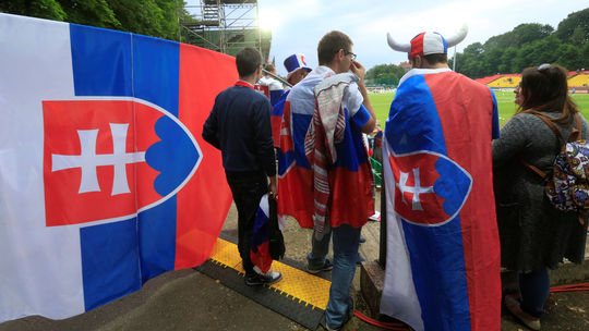 Fanúšikovia Slovenska na tribúne štadióne vo...