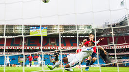 Česi si skomplikovali boj o MS, Lewandowski a Jovetič s hetrikmi