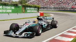 Kanadu ovládli strieborné šípy. Vyhral Hamilton, Vettel skončil mimo pódia