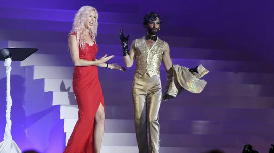 Anglická pesničkárka Joss Stone a rakúska...