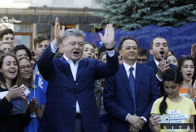 Ukrajinský prezident Porošenko oslavoval na...