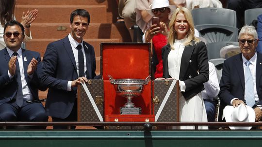 Trofej pre šampióna v hviezdnej spoločnosti....