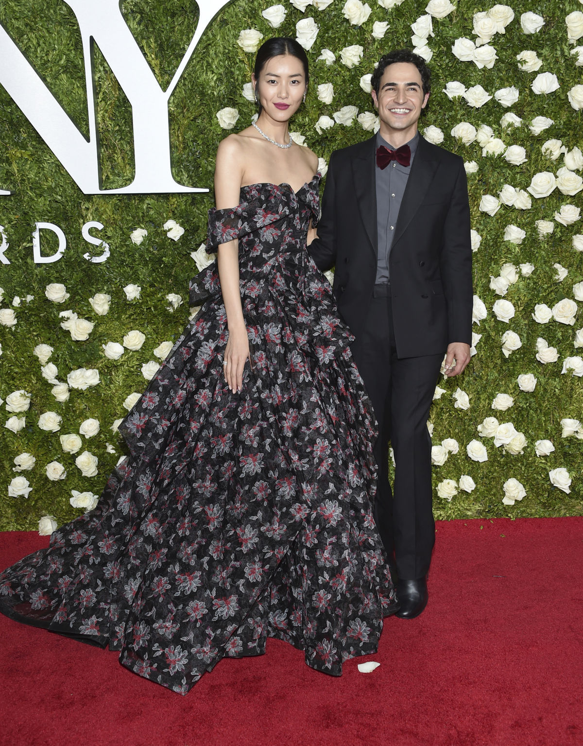 Dizajnér Zac Posen a modelka Liu Wen v šatách z...