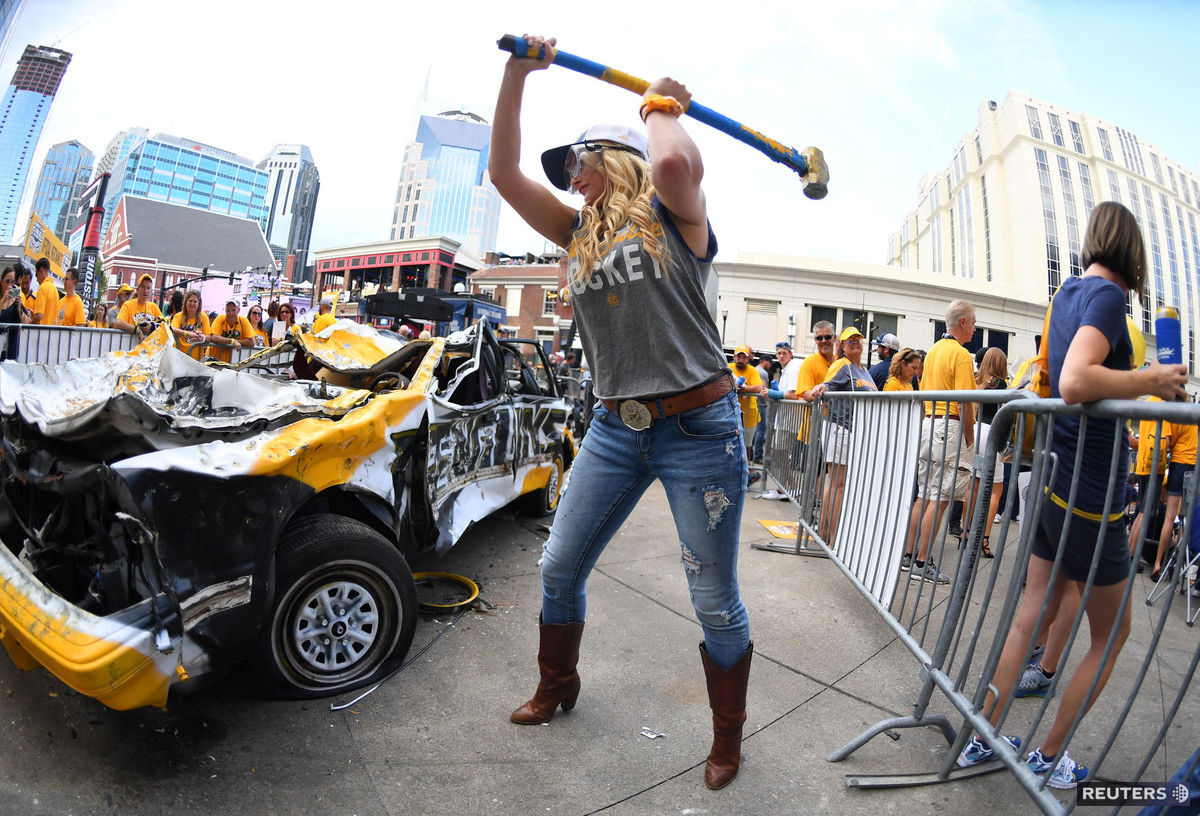 Tradičné rozbíjanie auta vo farbách súpera pri...