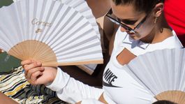 Živá reklama menom Bella! Čo myslíte, aj nohavičky má značkové? 