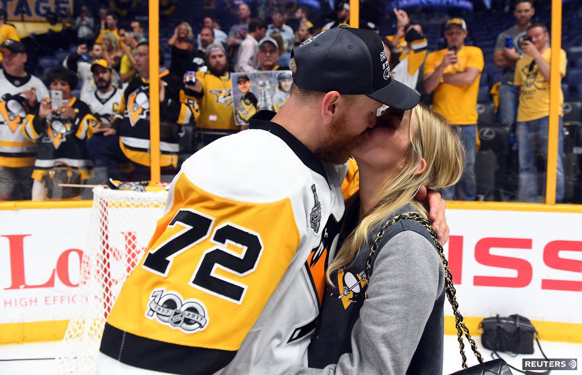 Strelec rozhodujúceho gólu Patric Hörnqvist s...