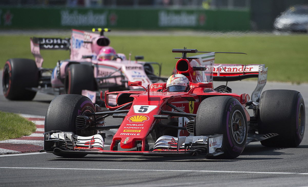Sebastian Vettel z Ferrari pred jazdcom Force...