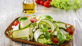 Cuketa chutí aj surová! Pripravte si z nej letný šalát