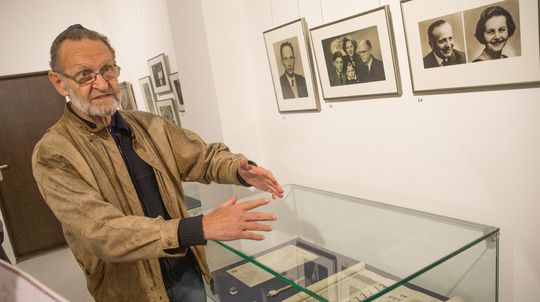 Ivan Pasternák pri vitríne so Zvitkom Ester.