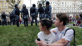 Na protestoch v Rusku zatkli vyše tisíc ľudí, Navaľnyj na 30 dní za mreže