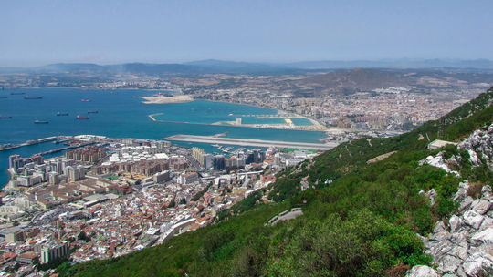 Zo strechy Gibraltáru je veľmi dobrý výhľad na...