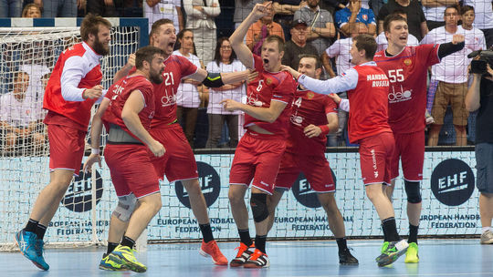 Rusi pomaly dvíhajú ruky nad hlavu. Čoskoro ich vraj vezme späť veľký kolektívny šport