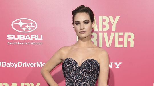 Herečka Lily James v kreácii z dielne Ulyany...