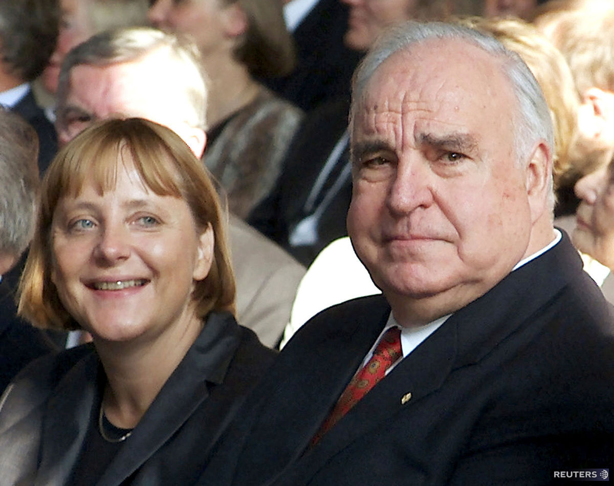 Helmut Kohl a mladá Angela Merkelová počas...