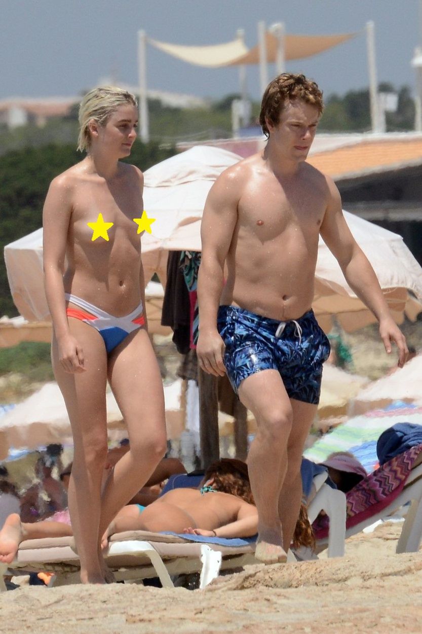 Herec Alfie Allen na pláži ostrova Formentera s...