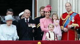 Britský princ William, jeho manželka - vojvodkyňa Catherine a ich deti - princ George a princezná Charlotte na balkóne Buckinghamského paláca.