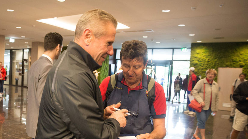 Sergej Bubka rozdáva autogramy.
