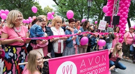 Účastníci pochodu 9. ročníka charitatívneho podujatia AVON Pochod proti rakovine prsníka.