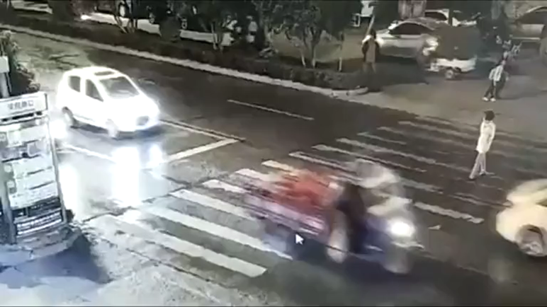 Chodkyňa kráča bez ohľadu na to, či je na...
