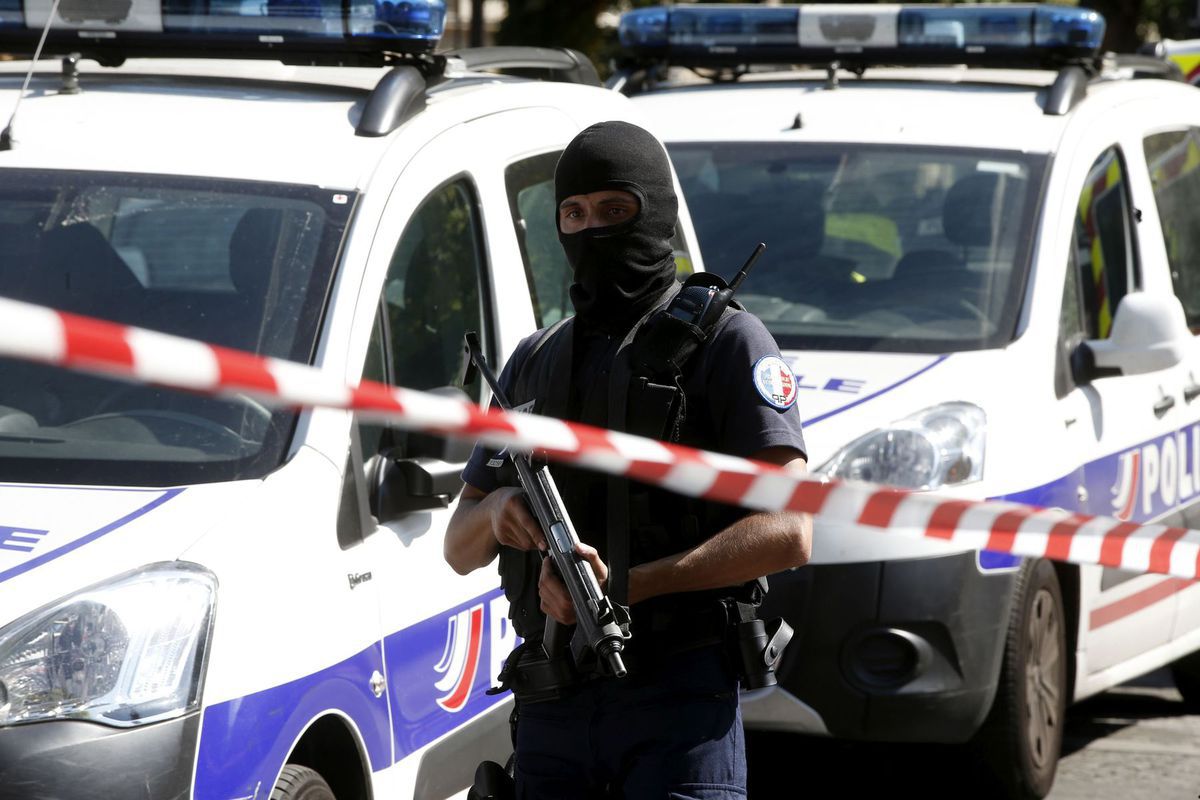 Ozbrojený muž nabúral autom do policajnej...