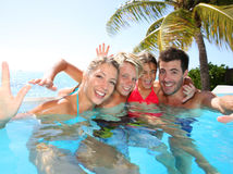 dovolenka, leto, letná dovolenka, rodina, bazén, kúpanie, plávanie, cestovanie, exotika, mama, otec, deti, slnko, teplo, oddych, relax