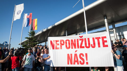 Účastníci štrajku v automobilke Volkswagen. 
