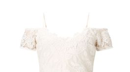 Biele čipkované šaty s odhalenými ramenami - model Lipsy za 59 eur. 