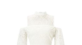 Biele čipkované šaty s odhalenými ramenami - model Lost Ink za 58 eur. 