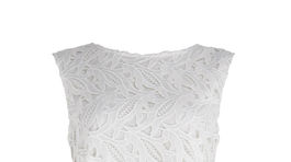 Biele tubové čipkované šaty Marks & Spencer - cena 124 eur. 