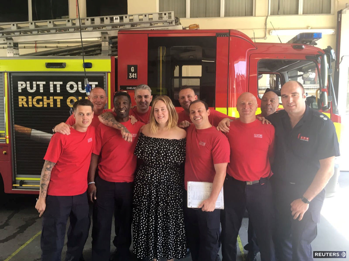 Speváčka Adele pózuje s hasičmi na Chelsea Fire...