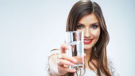 Toto sú varovné signály, že málo pijete! 