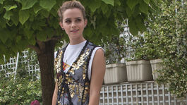 Herečka Emma Watson v Paríži predstavila projekt The Circle. Oblečená do šiat Louis Vuitton. 